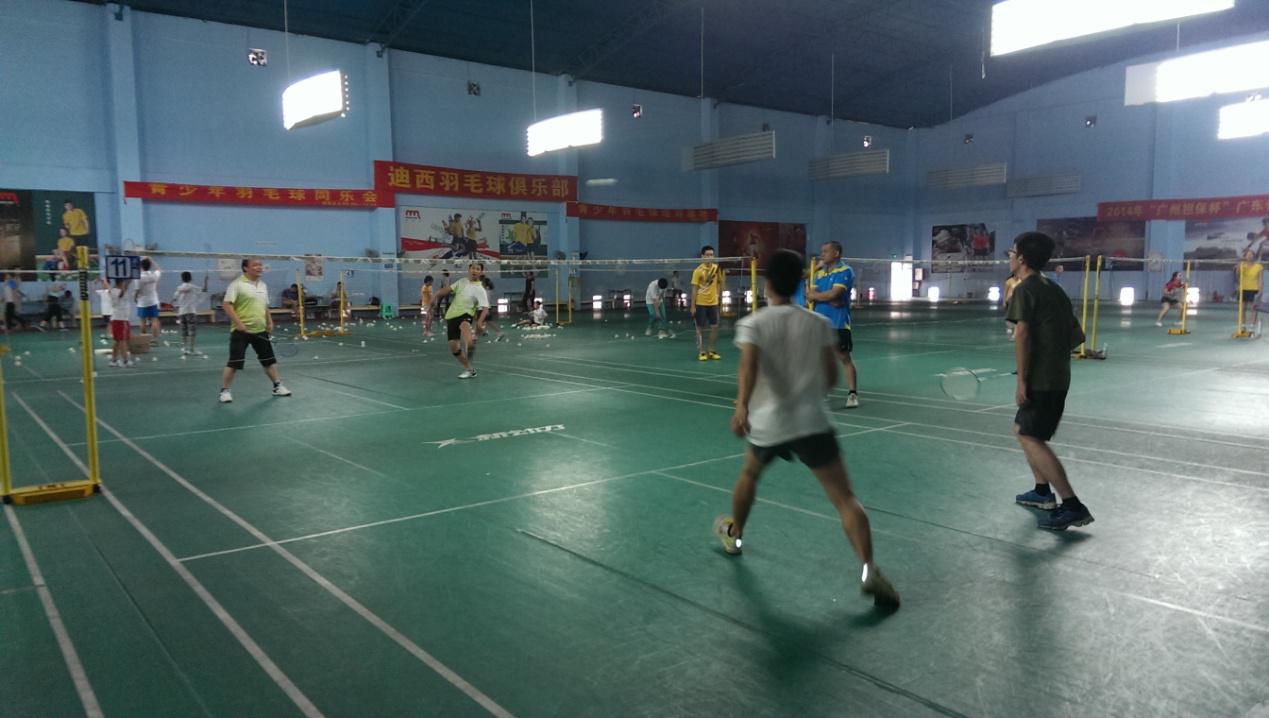 羽毛球比賽進行中